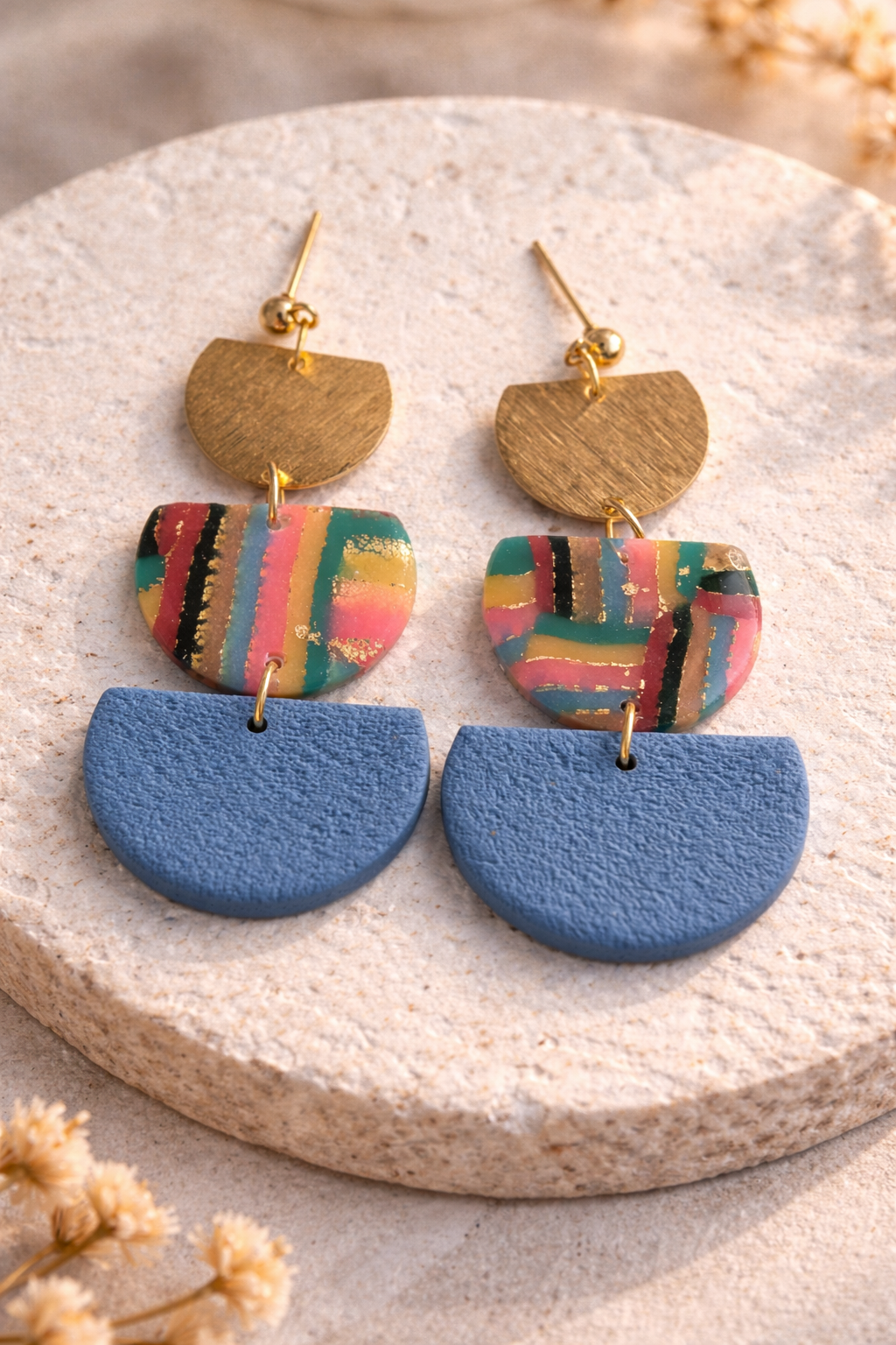 Statement Ohrringe Blau Gold – Geometrische Polymer Clay Hänger